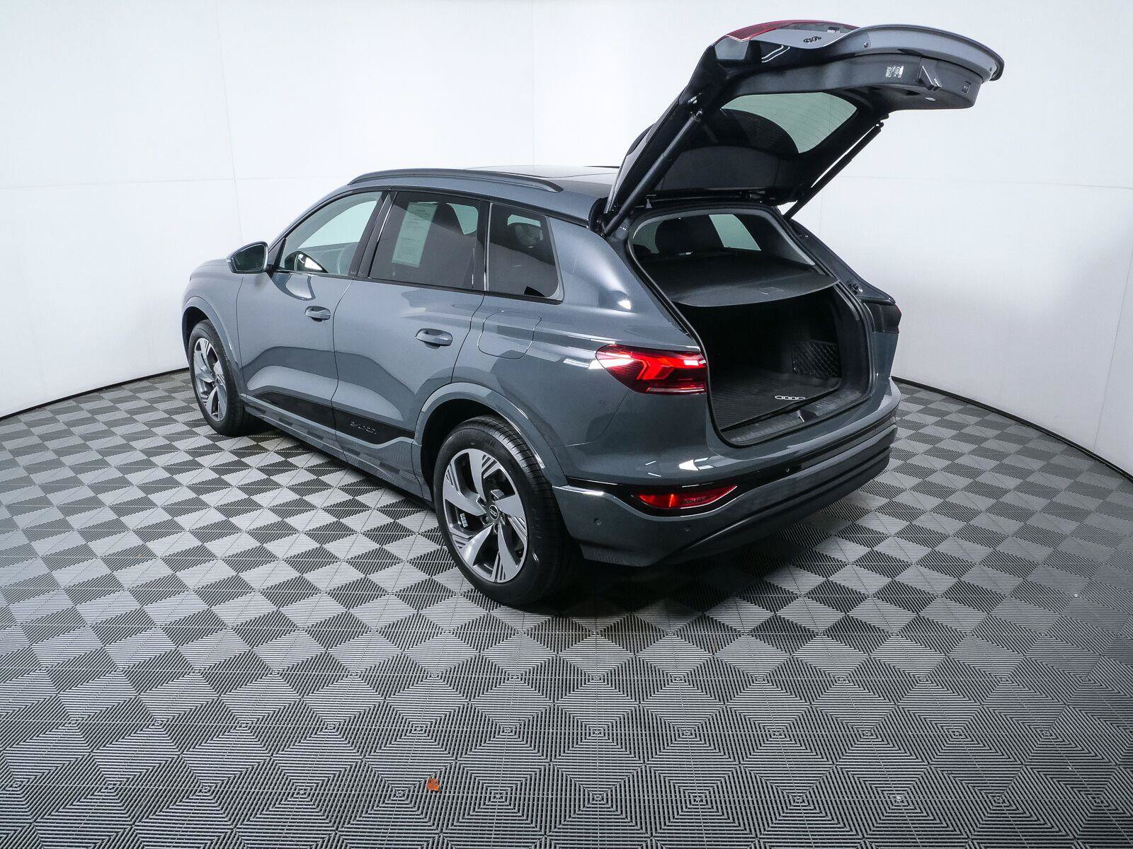 Used 2025 Audi Q6 e-tron Premium Plus w/ Premium Plus AWD/4WD image 30