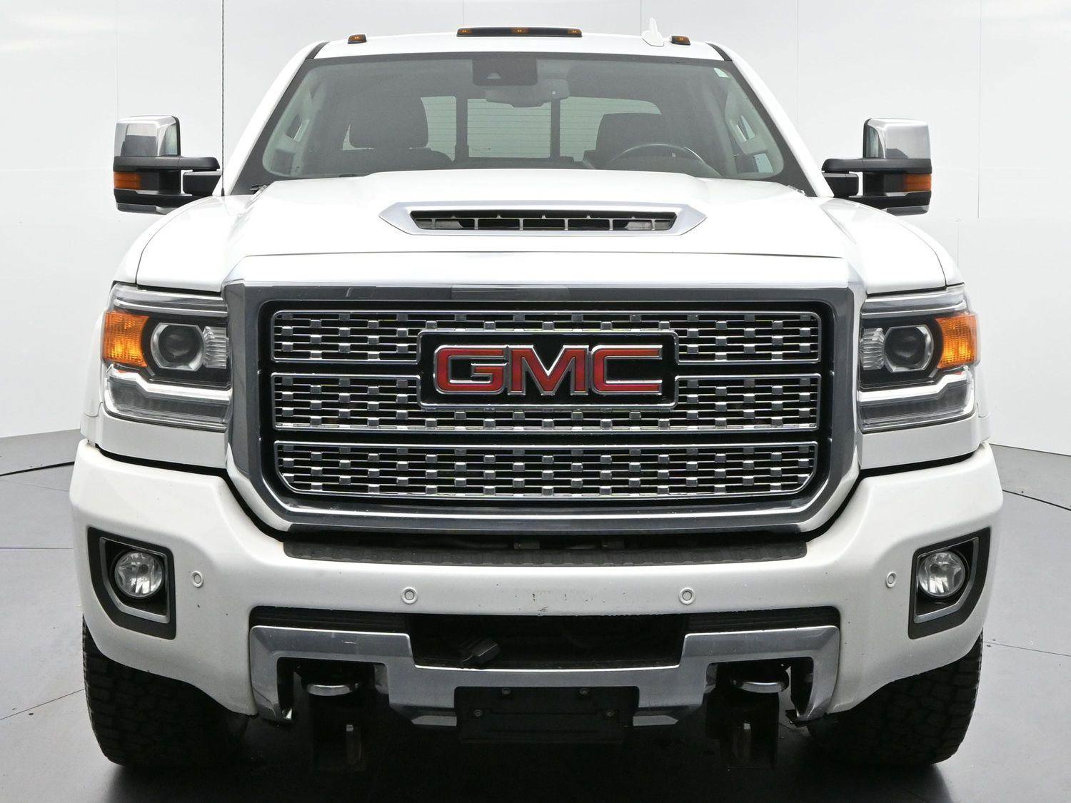 Used 2019 GMC Sierra 2500 Denali w/ Duramax Plus Package AWD/4WD image 2