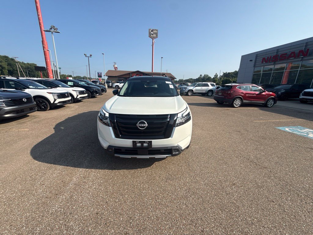 Used 2023 Nissan Pathfinder SL w/ Black Appearance Package AWD/4WD image 3