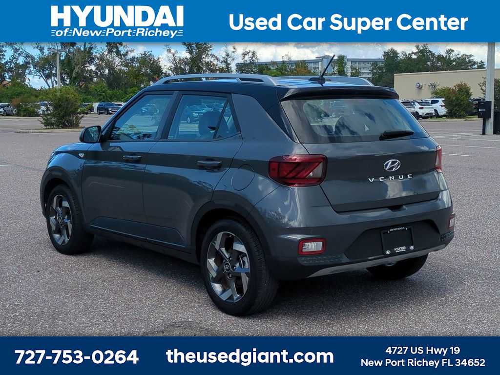 Used 2024 Hyundai Venue Limited FWD image 3