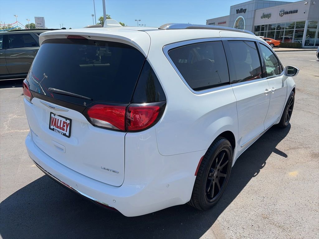 Used 2019 Chrysler Pacifica Limited w/ Tire & Wheel Group FWD image 6