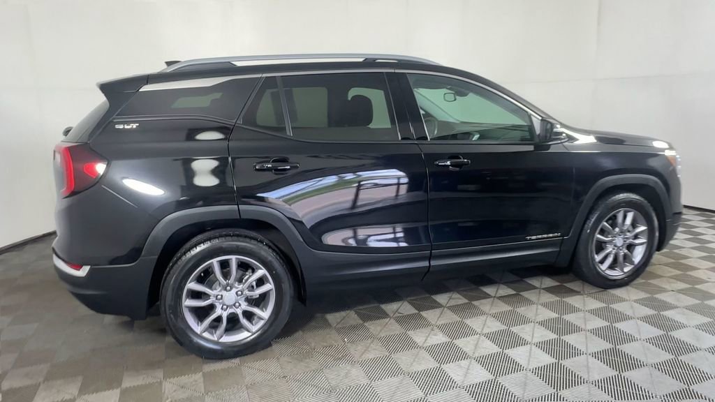 Used 2022 GMC Terrain SLT image 2