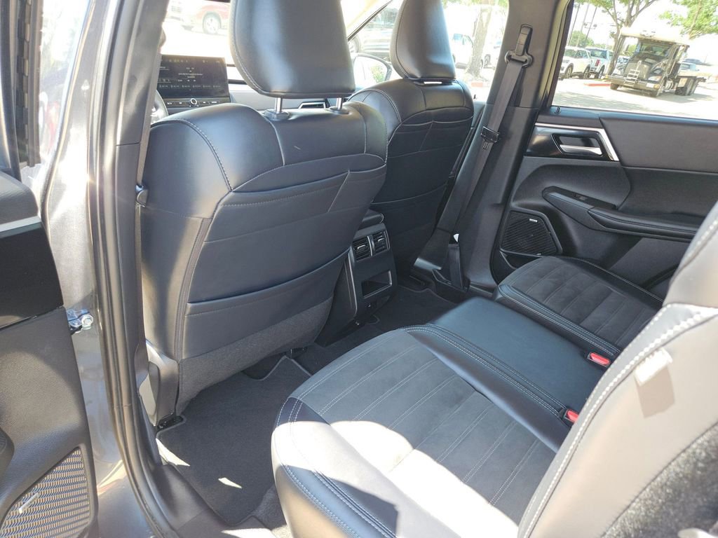 Used 2025 Mitsubishi Outlander SE FWD image 28