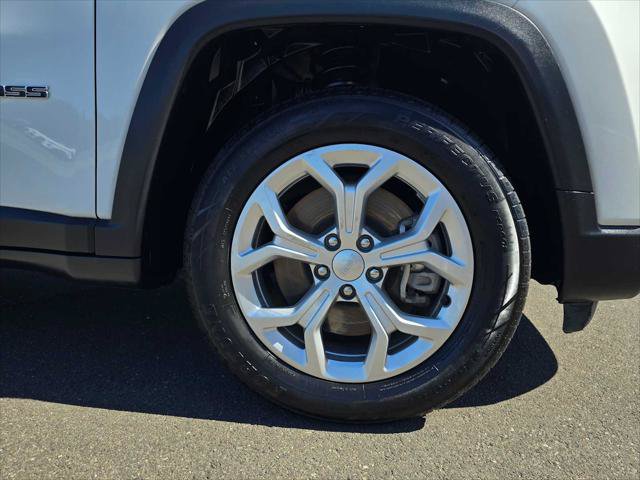 Used 2024 Jeep Compass Latitude AWD/4WD image 9