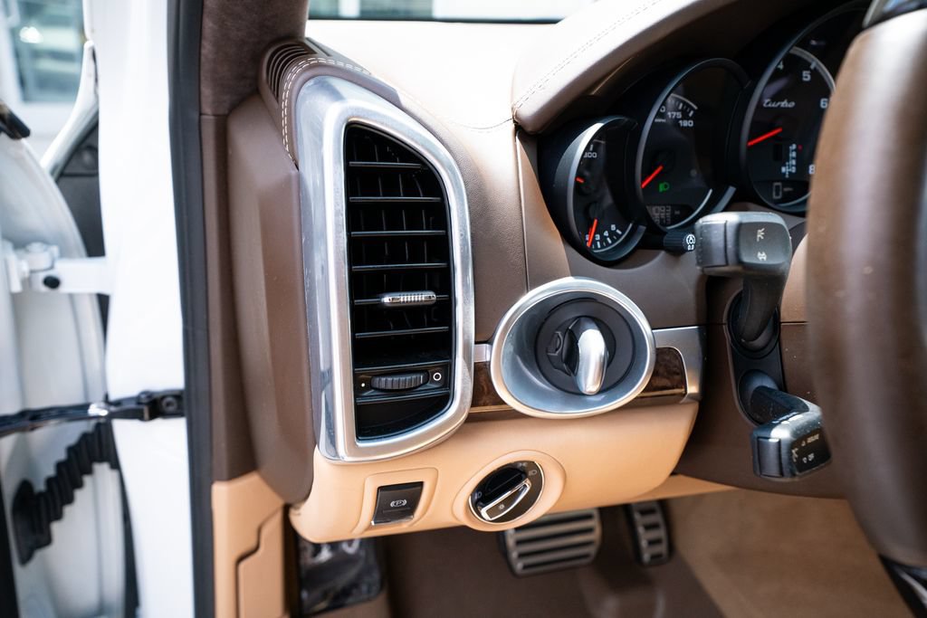 Used 2015 Porsche Cayenne Turbo AWD/4WD image 30