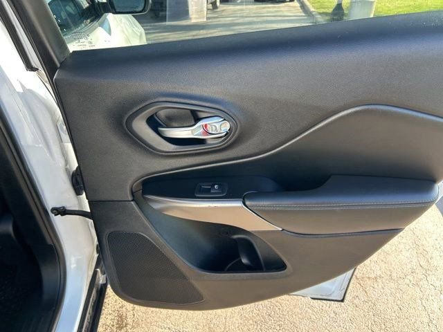 Used 2020 Jeep Cherokee Latitude w/ Cold Weather Group image 32