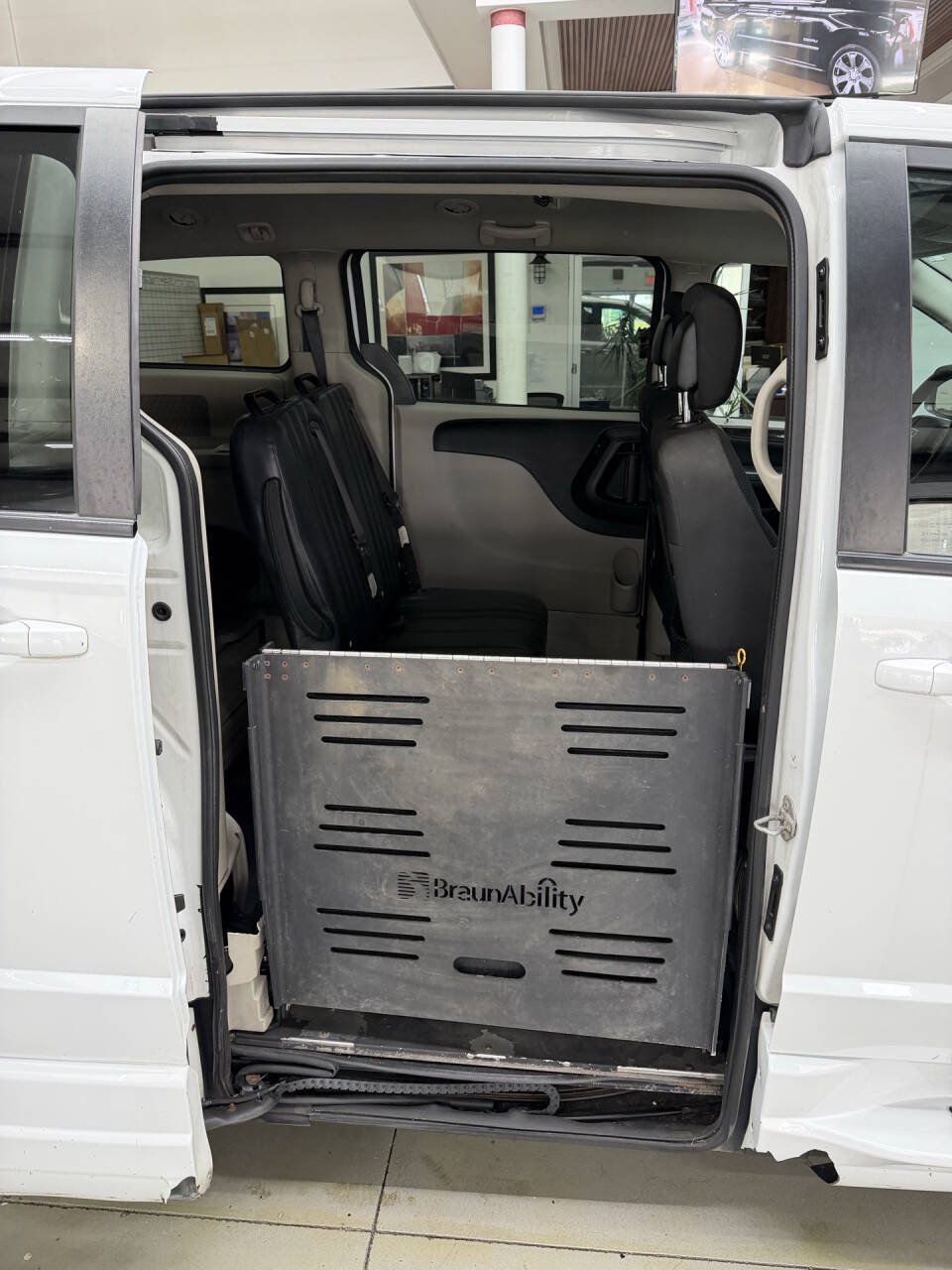 Used 2018 Dodge Grand Caravan SE FWD image 14