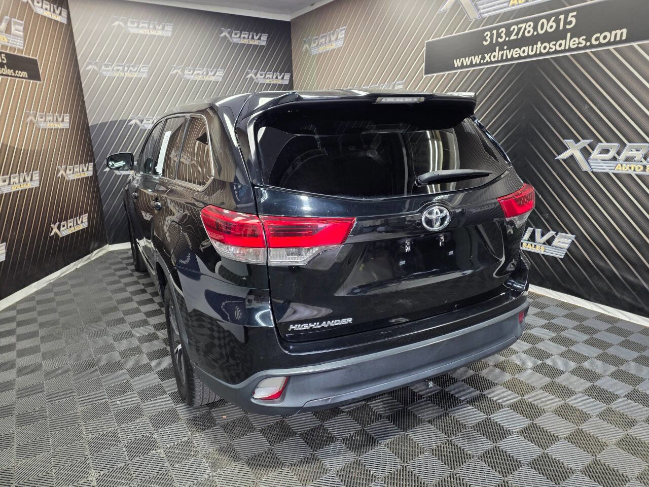 Used 2019 Toyota Highlander LE image 11