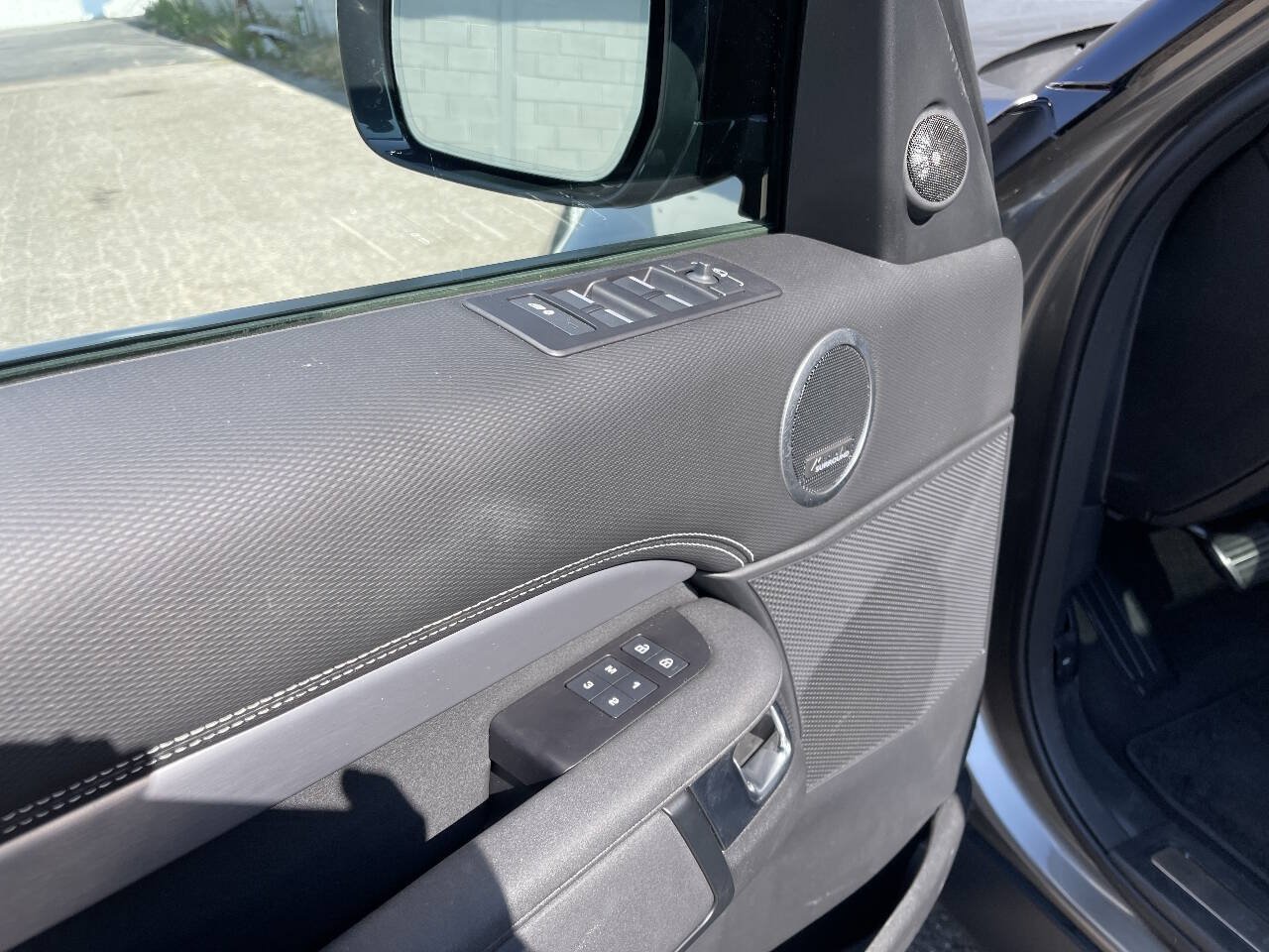 Used 2024 Land Rover Discovery Dynamic SE AWD/4WD image 10