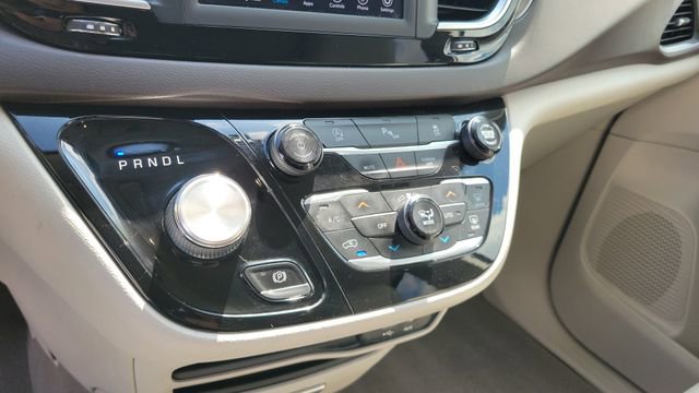 Certified 2018 Chrysler Pacifica Touring-L FWD image 18