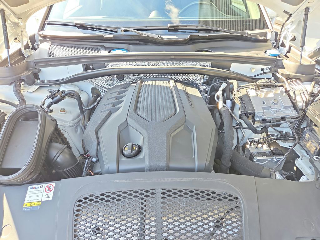 Certified 2022 Porsche Macan image 32