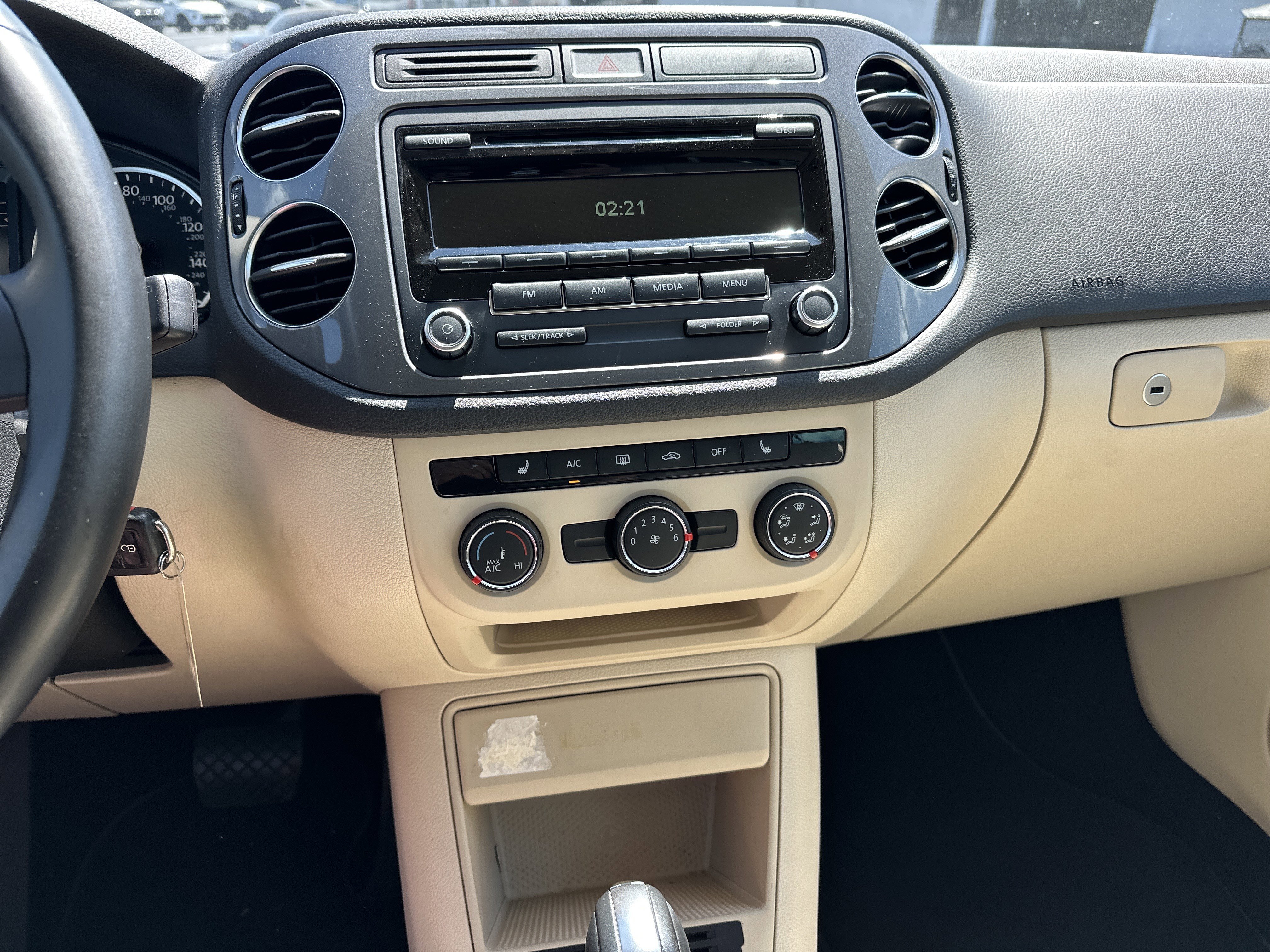 Used 2014 Volkswagen Tiguan S image 22