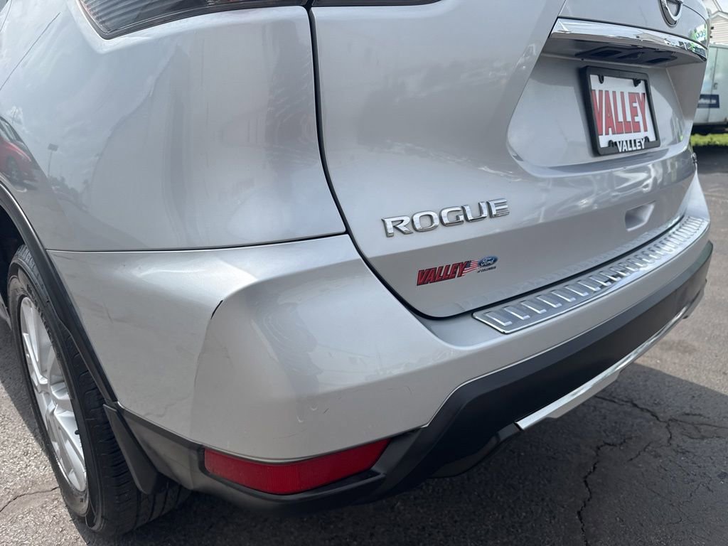 Used 2017 Nissan Rogue SV w/ SV Premium Package AWD/4WD image 17