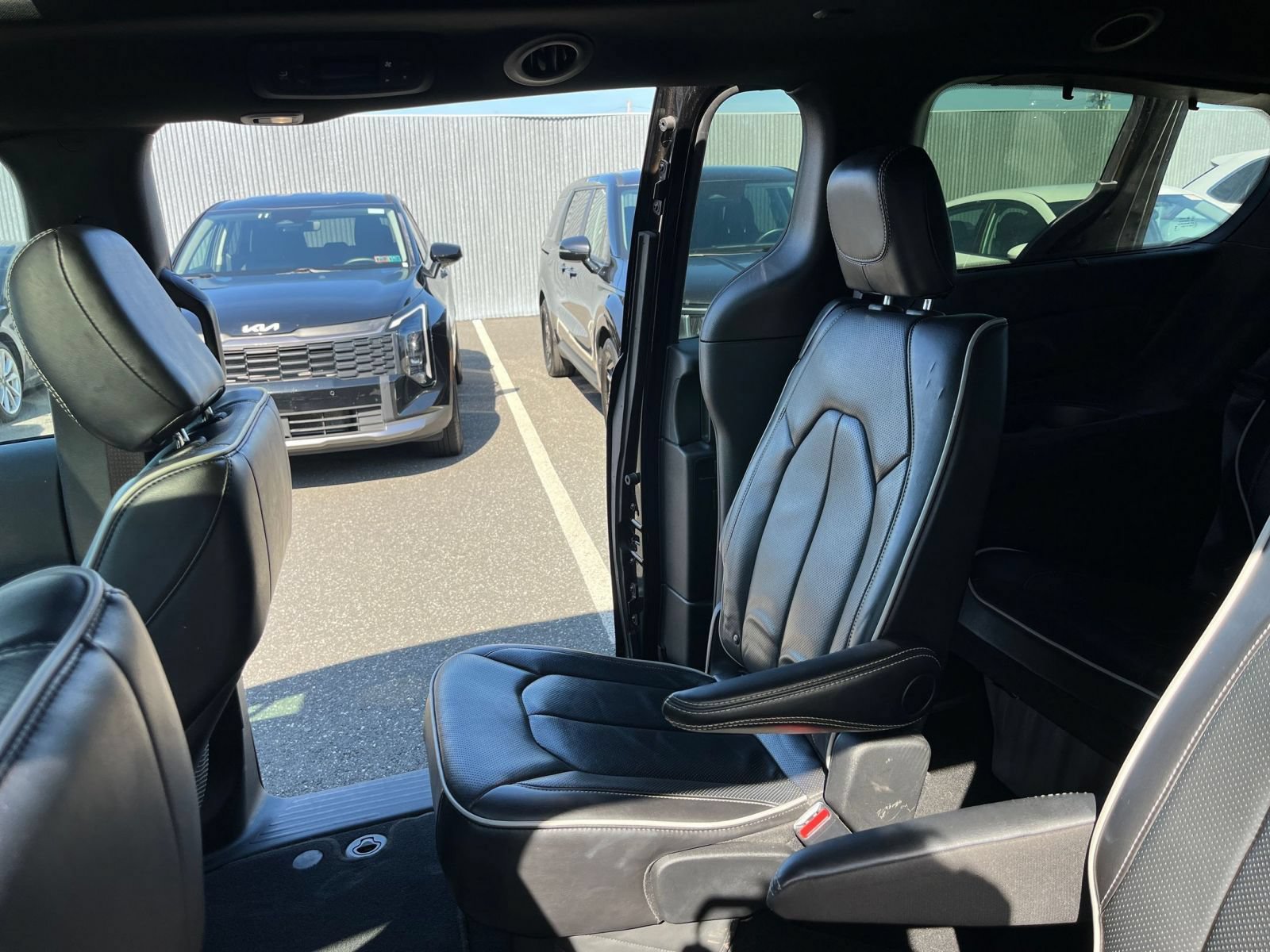 Used 2025 Chrysler Pacifica Limited FWD image 42