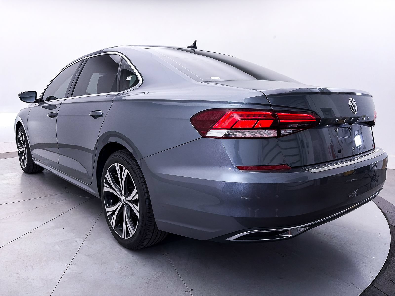 Used 2022 Volkswagen Passat 2.0T SE FWD image 13