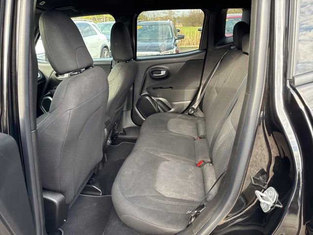 Used 2021 Jeep Renegade Latitude w/ Luxury Group II image 18