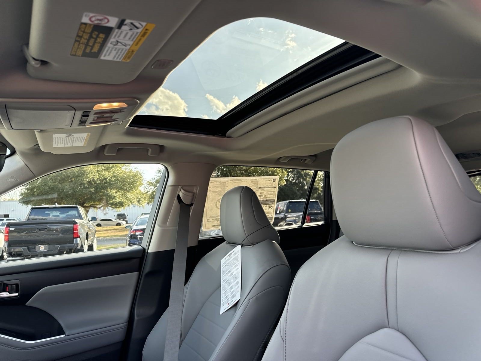 New 2025 Toyota Highlander XLE FWD image 16