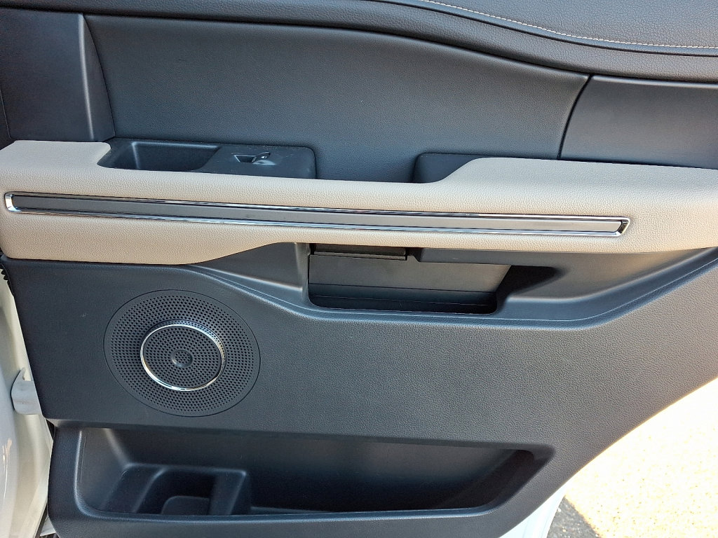 Used 2022 Ford Expedition XLT image 14