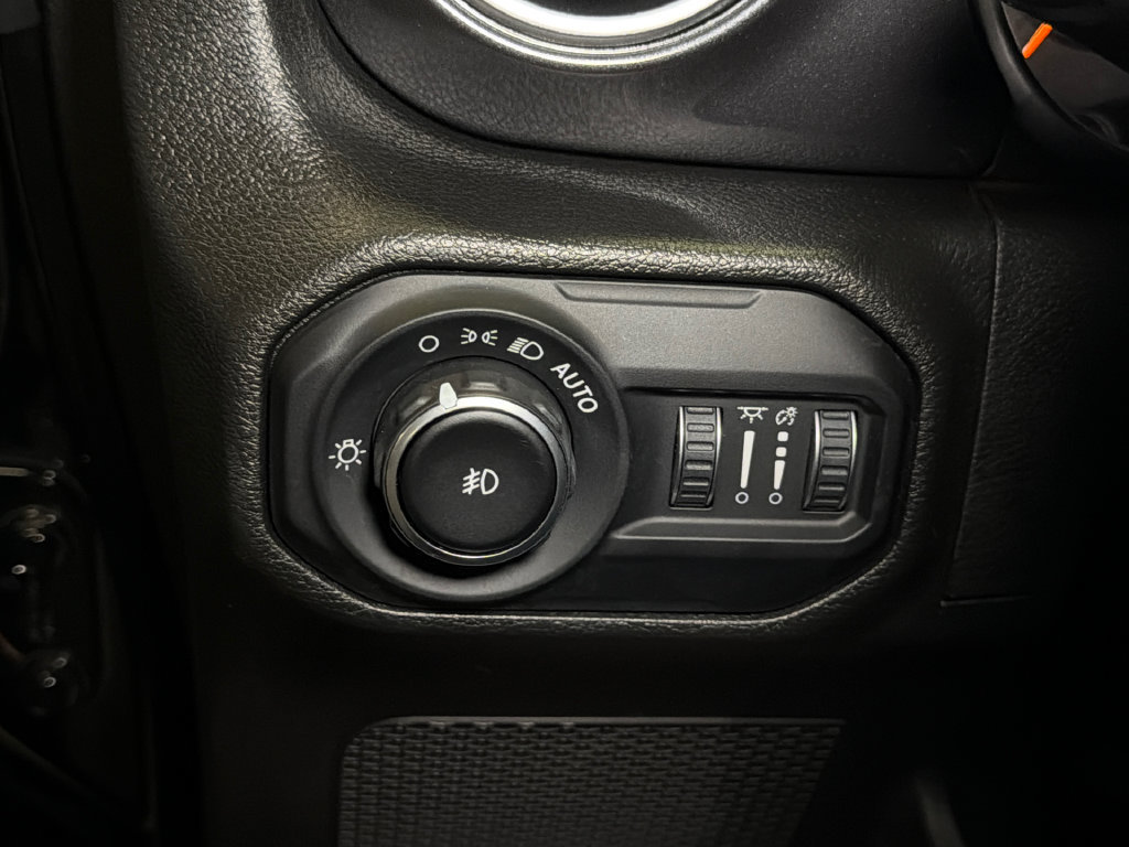 Used 2022 Jeep Wrangler Unlimited Sahara AWD/4WD image 21