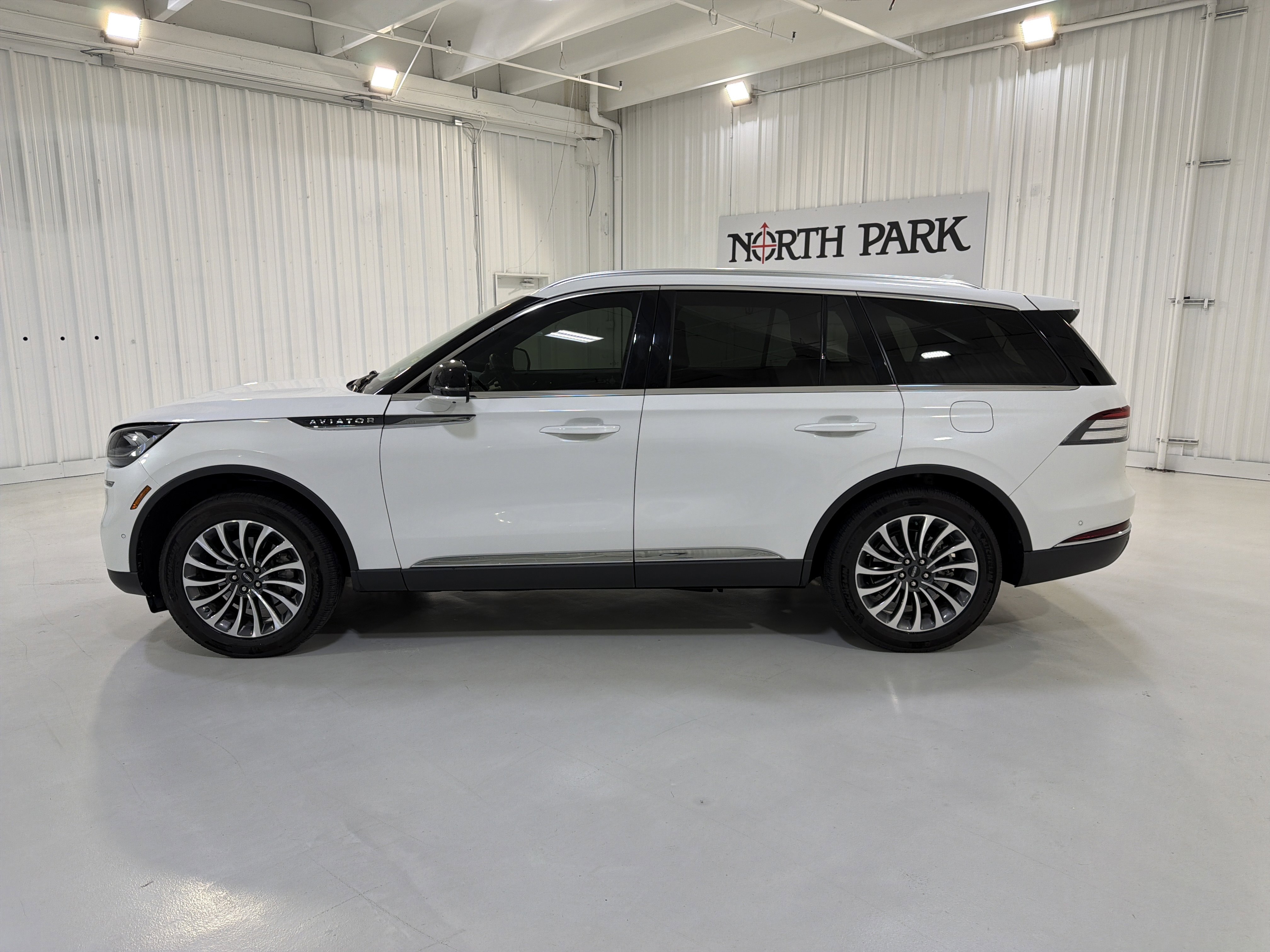 Used 2024 Lincoln Aviator Reserve w/ Elements Package Plus RWD image 2