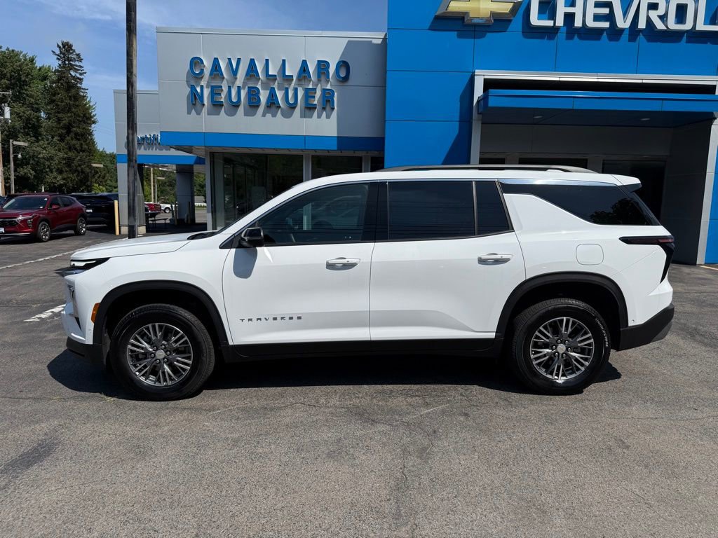 Used 2024 Chevrolet Traverse LT w/ Enhanced Driving Package image 8
