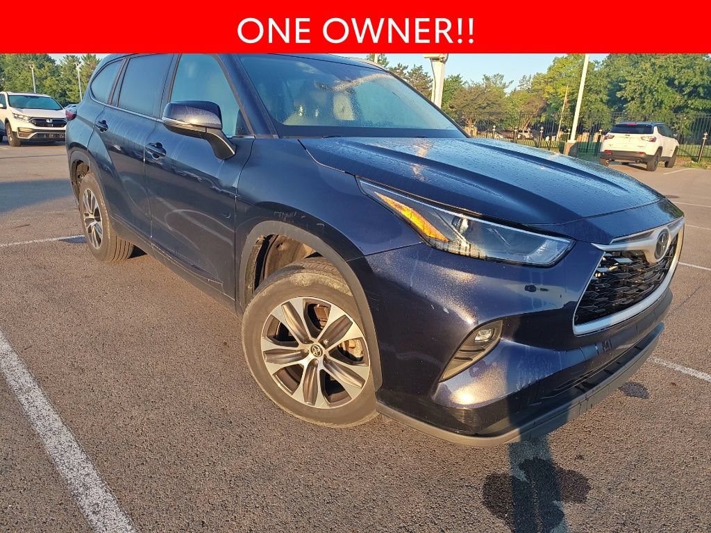 Used 2023 Toyota Highlander XLE FWD image 3