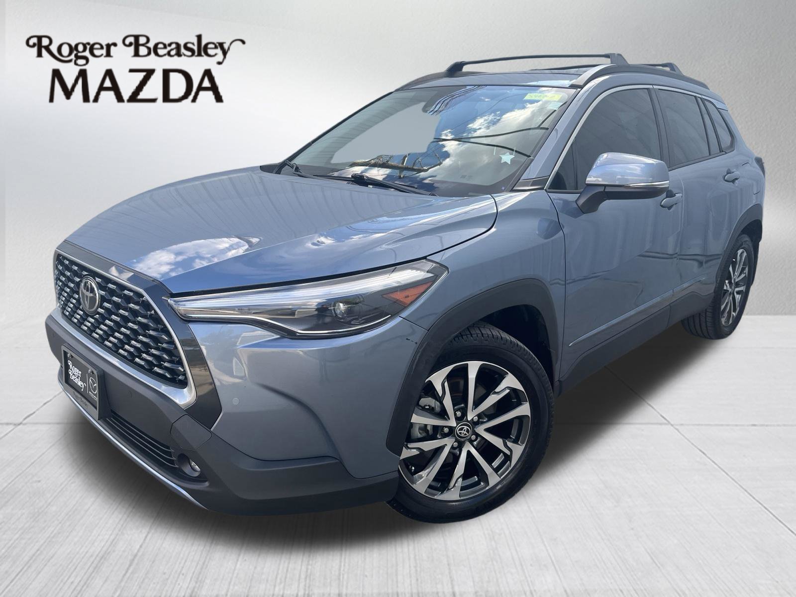 Used 2023 Toyota Corolla Cross XLE w/ Convenience Package FWD image 1