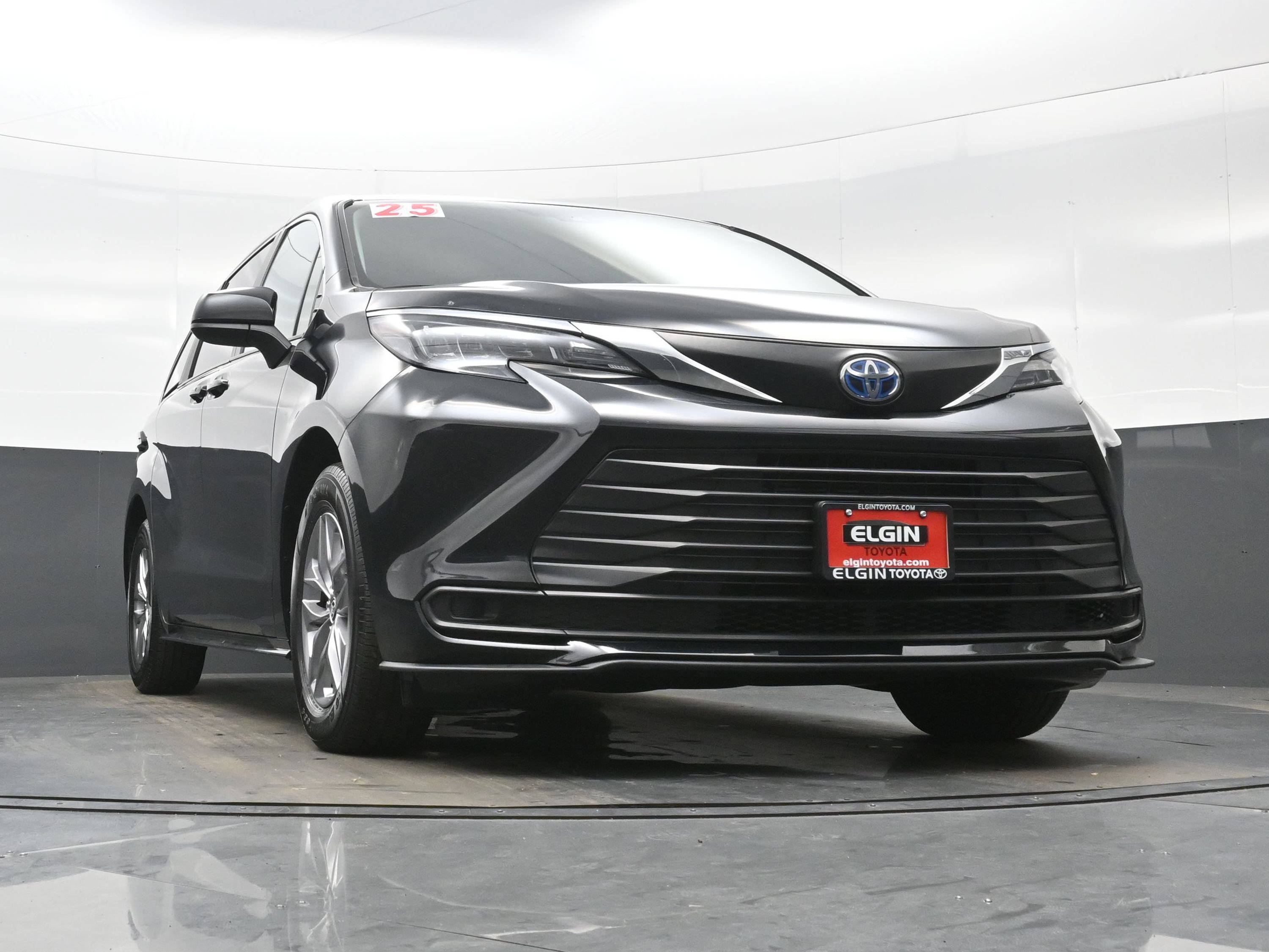 Used 2025 Toyota Sienna LE FWD image 27