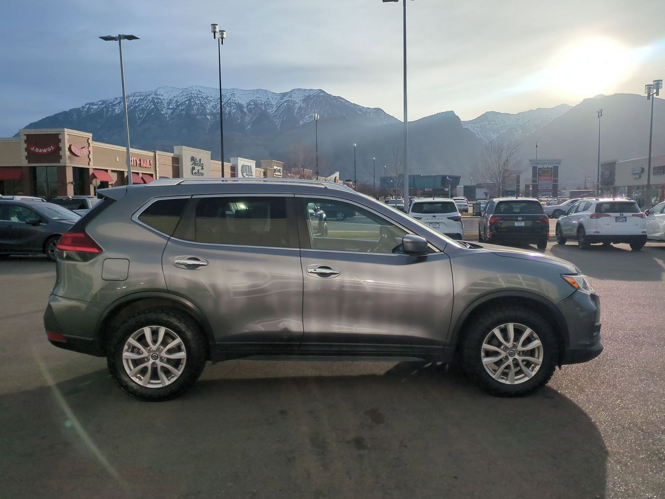 Used 2017 Nissan Rogue SV image 2