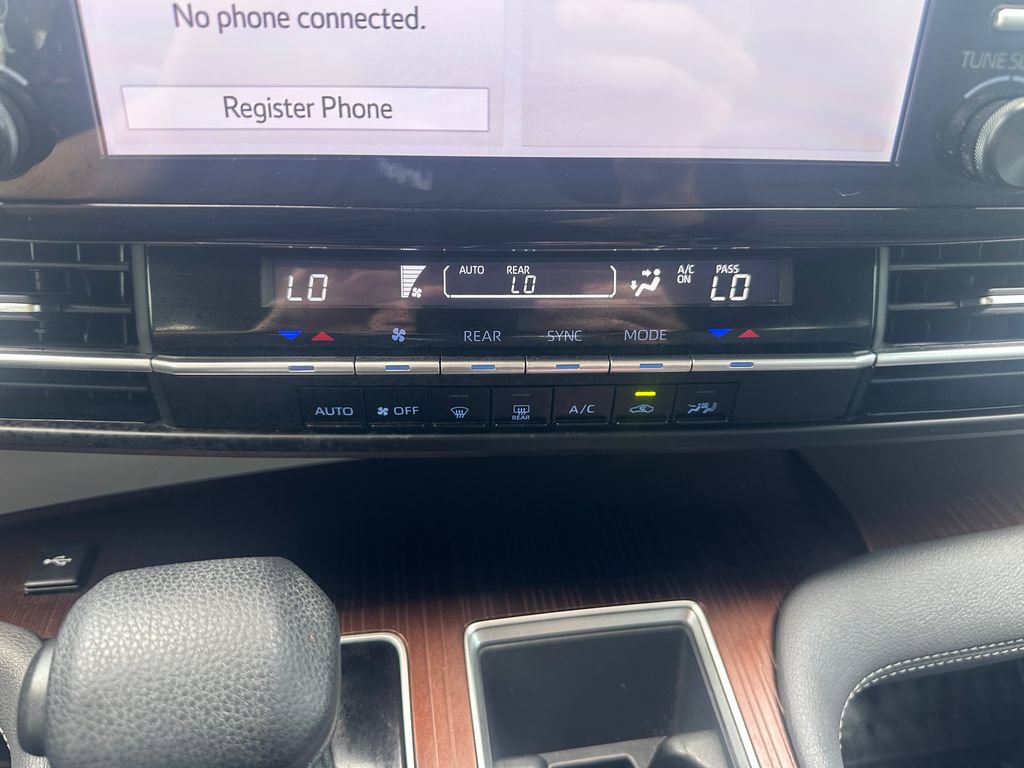 Used 2024 Toyota Sienna LE AWD/4WD image 18