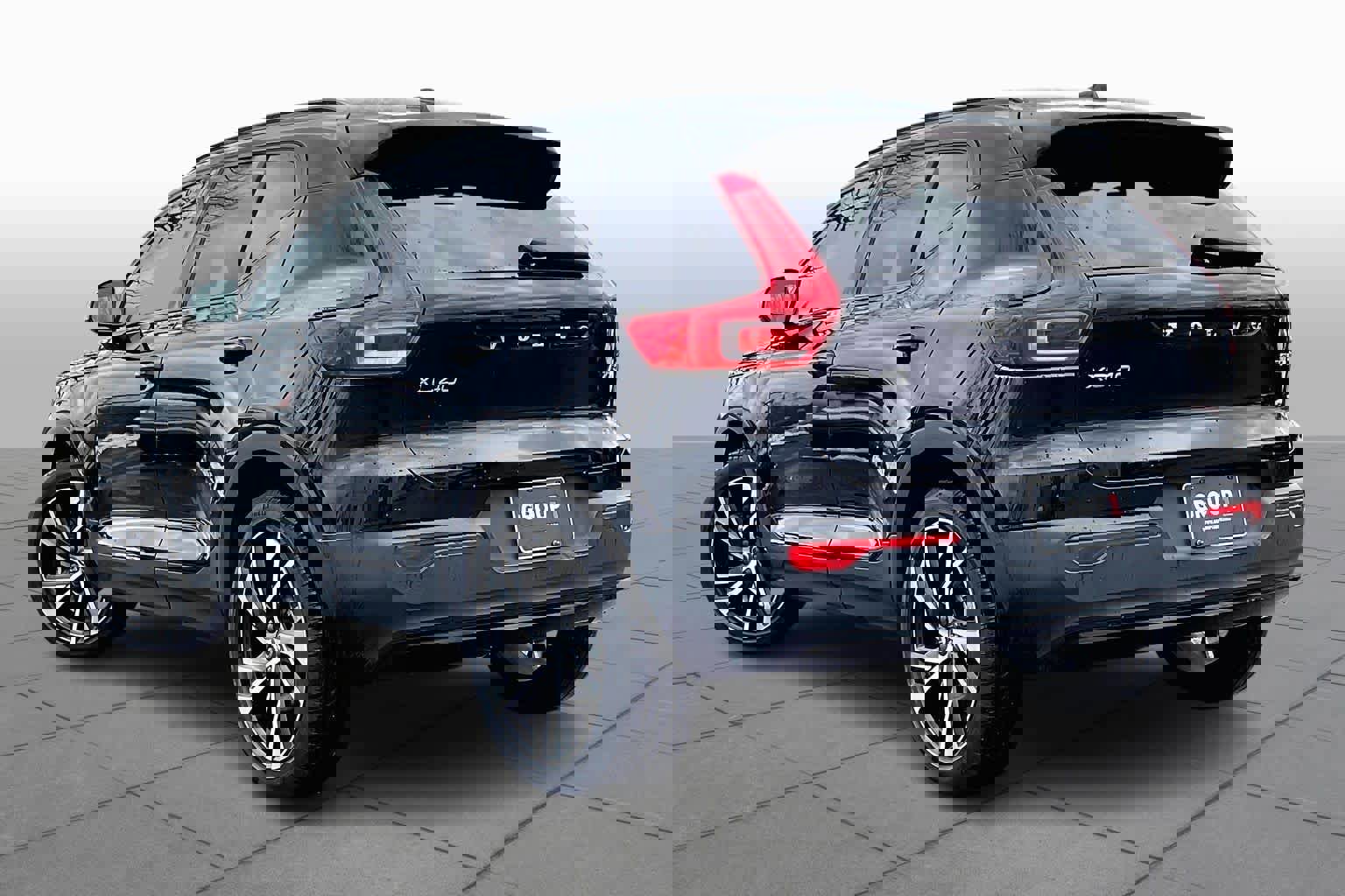 Used 2021 Volvo XC40 T5 R-Design w/ Advanced Package image 11