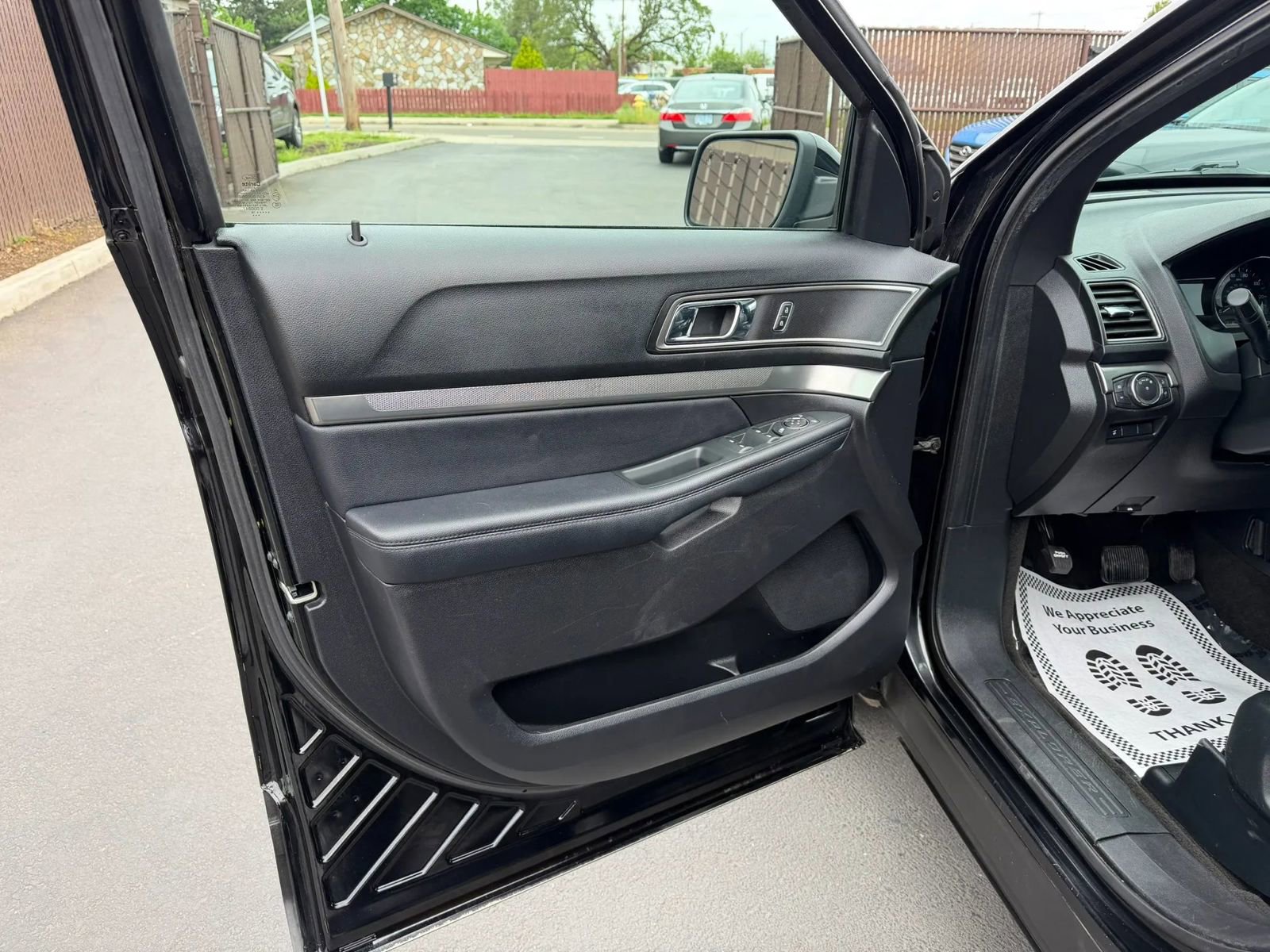 Used 2018 Ford Explorer XLT w/ Equipment Group 202A AWD/4WD image 9