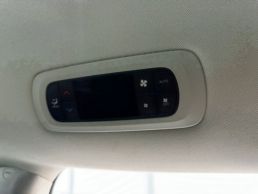 Used 2024 Chrysler Pacifica Touring-L FWD image 31