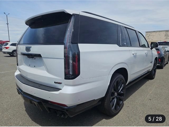 Used 2025 Cadillac Escalade ESV V w/ LPO, ONYX Package AWD/4WD image 5