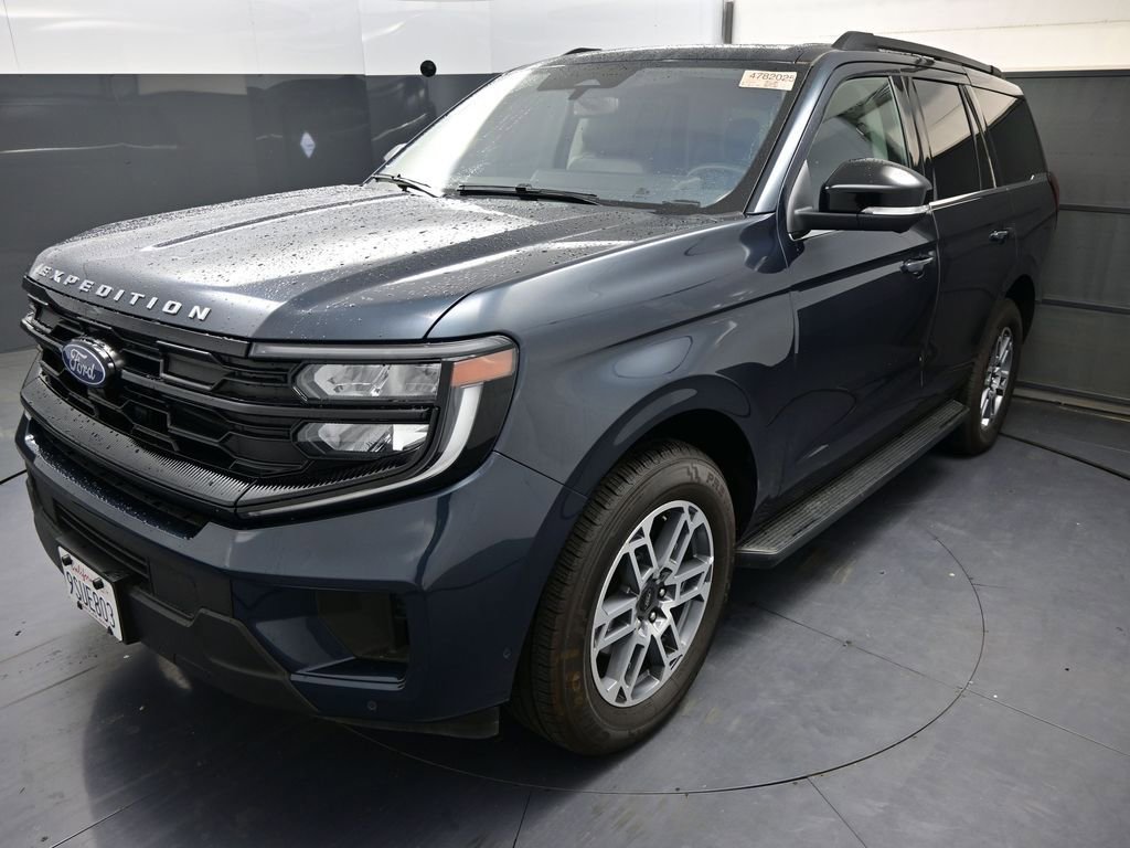 Used 2025 Ford Expedition Active image 2