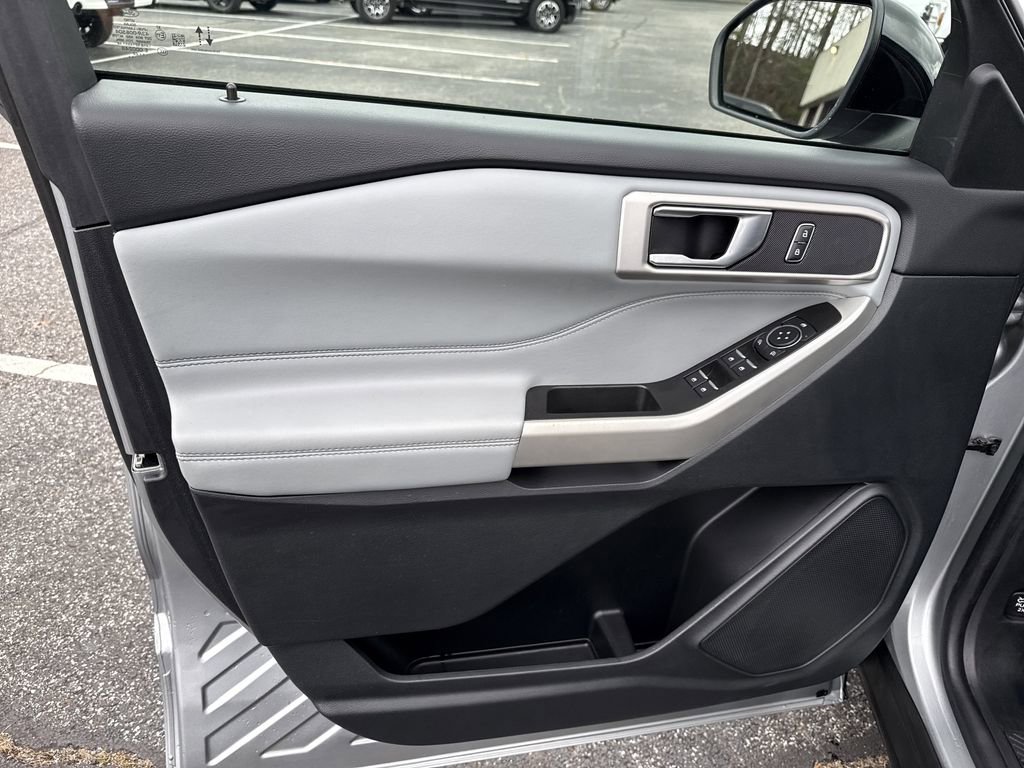 Used 2022 Ford Explorer XLT w/ Equipment Group 202A image 10