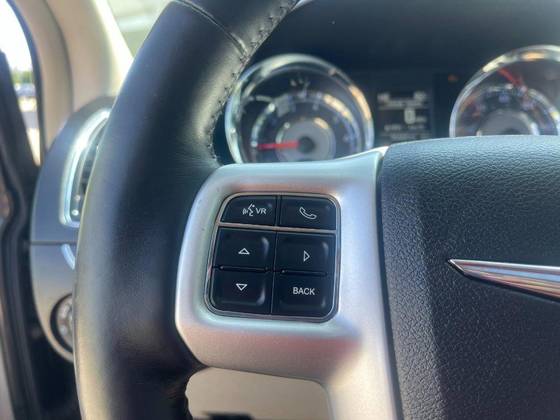 Used 2016 Chrysler Town & Country Touring-L image 26