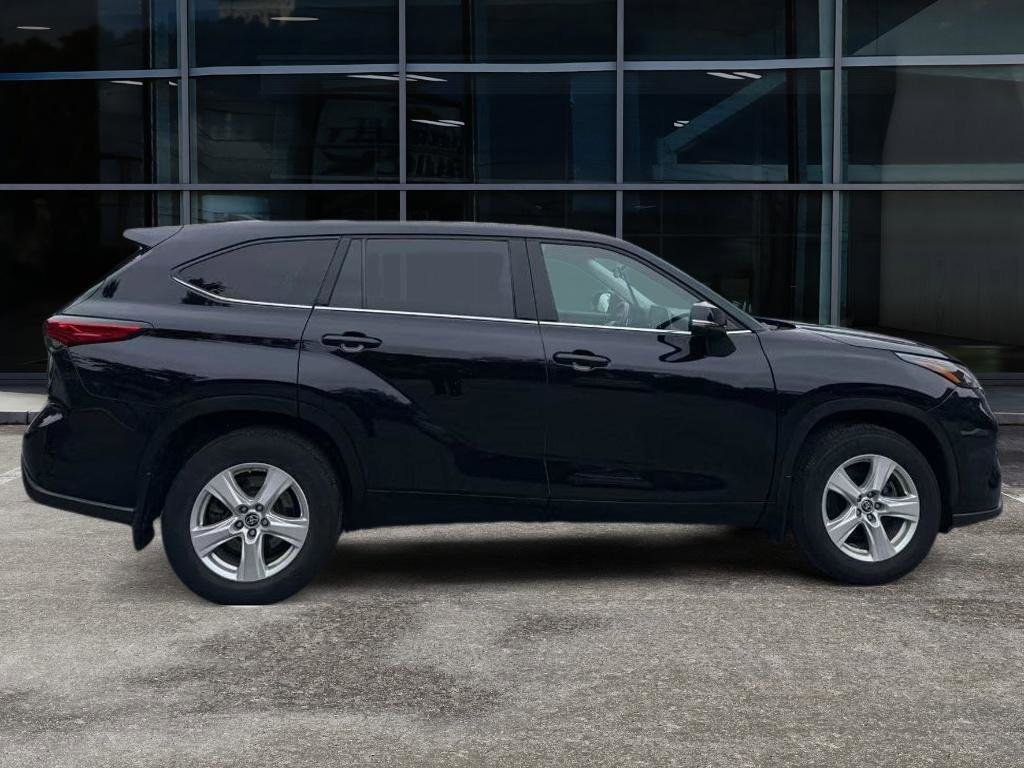 Used 2022 Toyota Highlander LE image 6