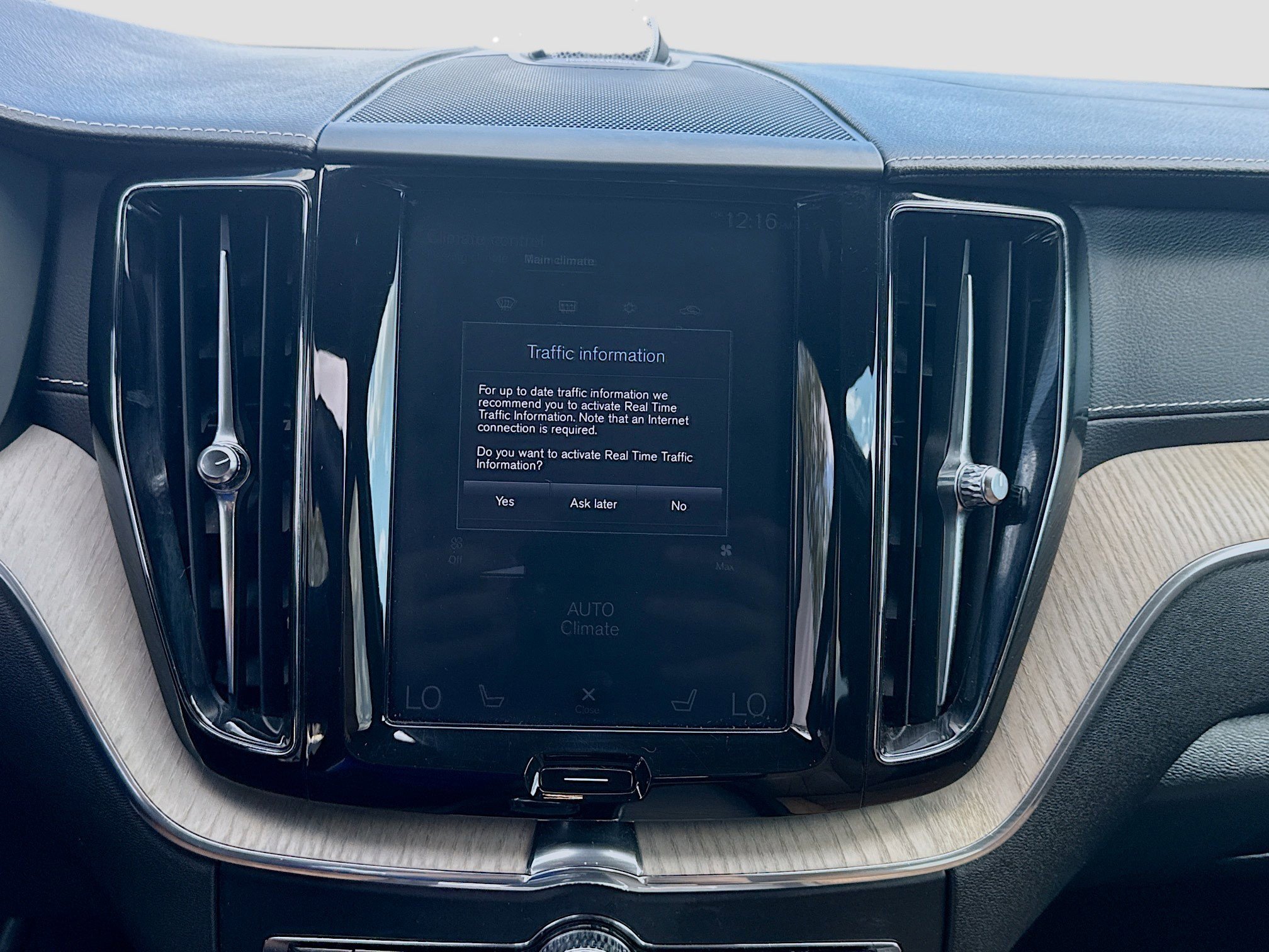 Used 2019 Volvo XC60 T8 Inscription w/ Advanced Package image 12