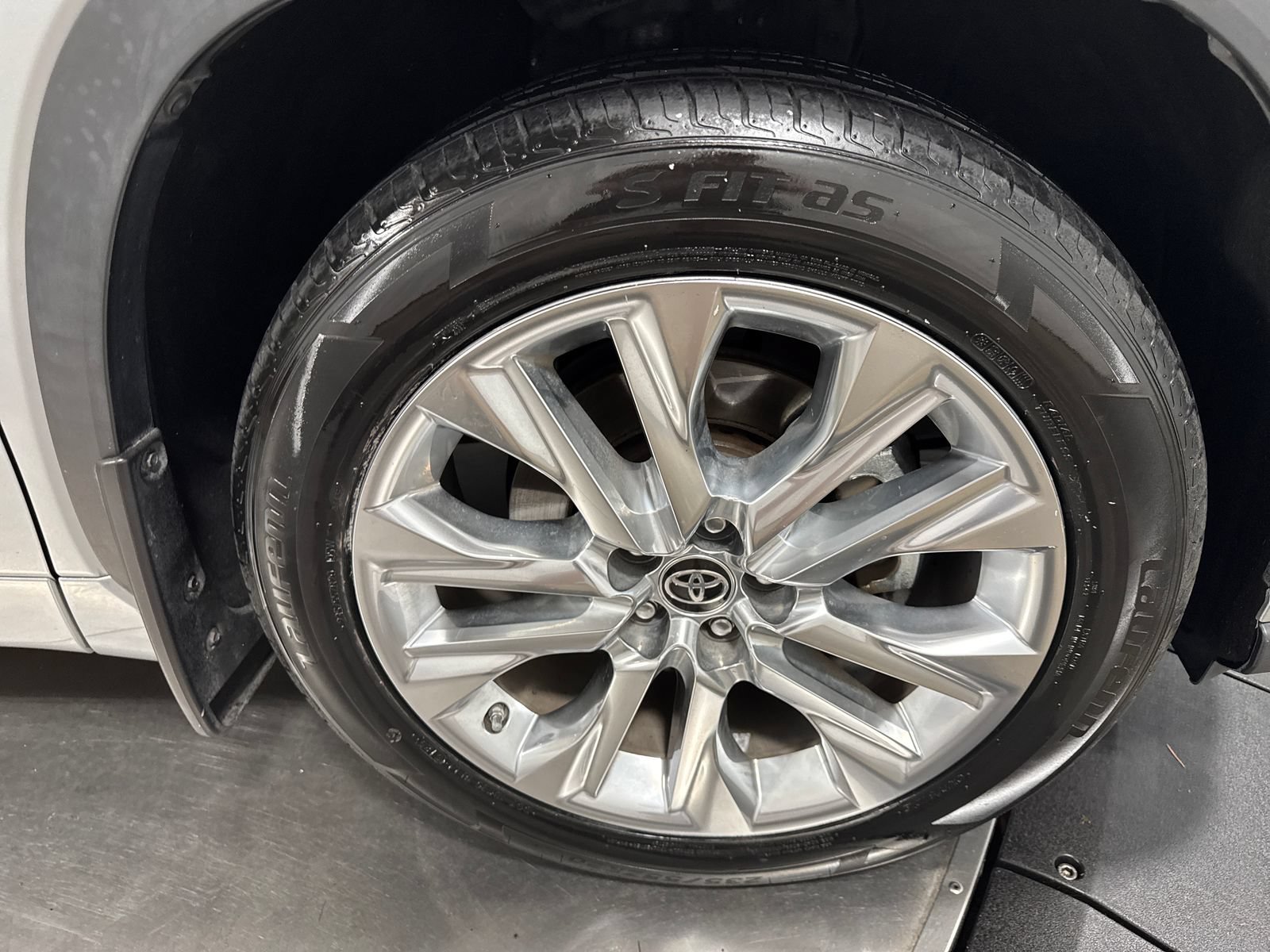 Used 2021 Toyota Highlander Limited AWD/4WD image 14