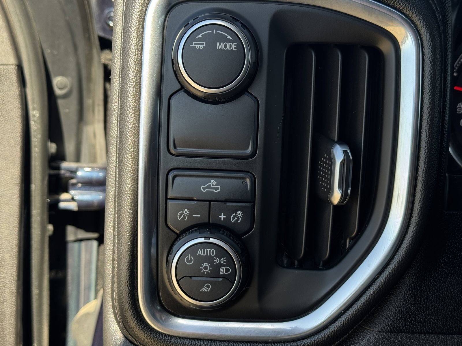 Used 2020 Chevrolet Silverado 1500 LT w/ Texas Edition image 23