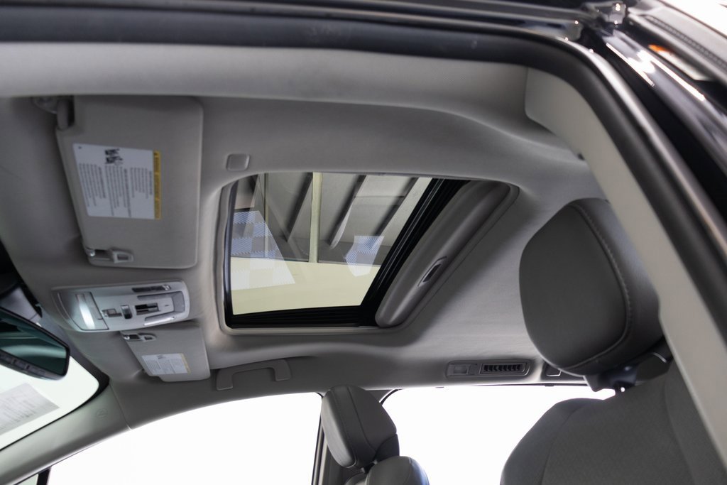 Used 2024 Toyota Sienna Limited image 36