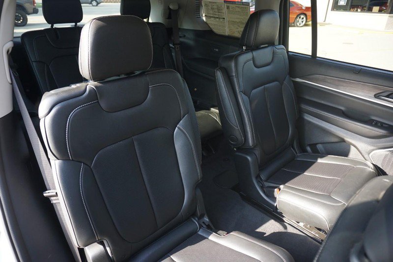Used 2023 Jeep Grand Cherokee L Limited w/ Luxury Tech Group II AWD/4WD image 30
