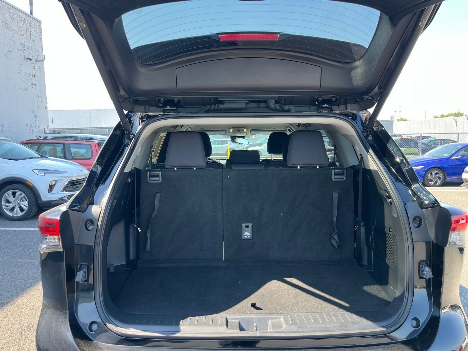 Used 2025 Toyota Highlander LE FWD image 33