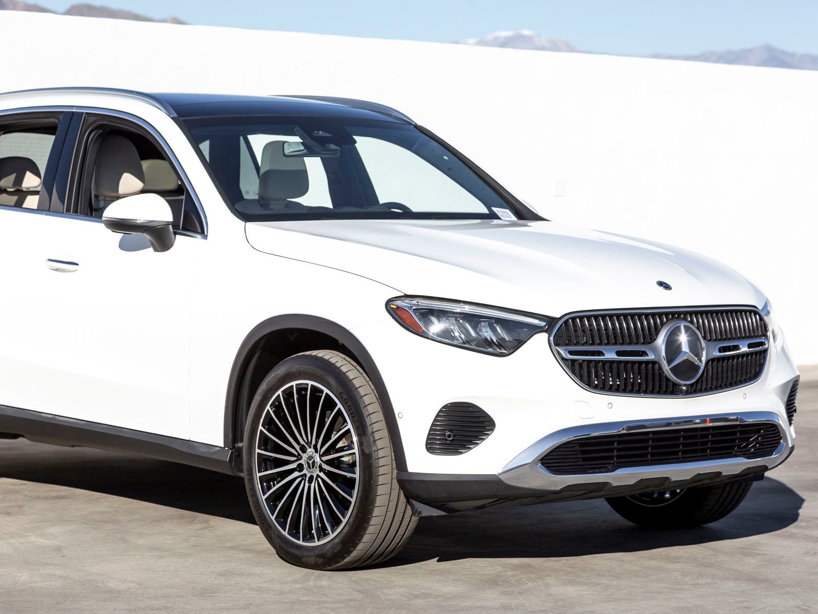 Used 2025 Mercedes-Benz GLC 300 image 2