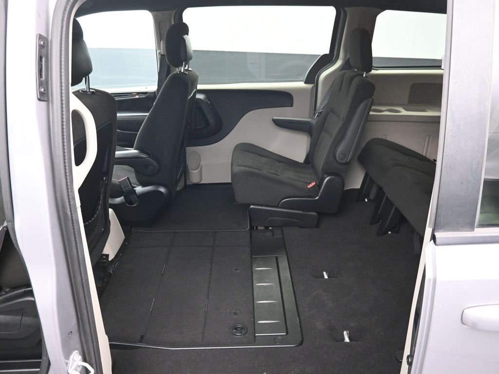 Used 2016 Dodge Grand Caravan SE image 27