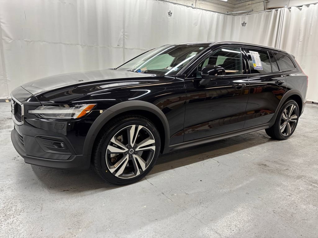 Used 2025 Volvo V60 B5 Cross Country Plus image 1
