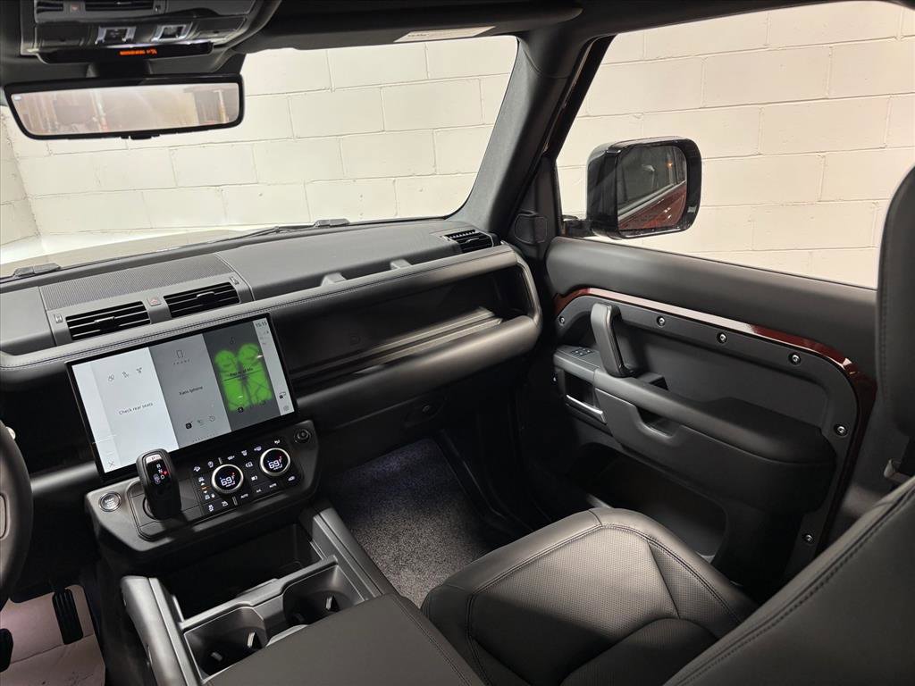 New 2026 Land Rover Defender 130 X-Dynamic SE AWD/4WD image 36