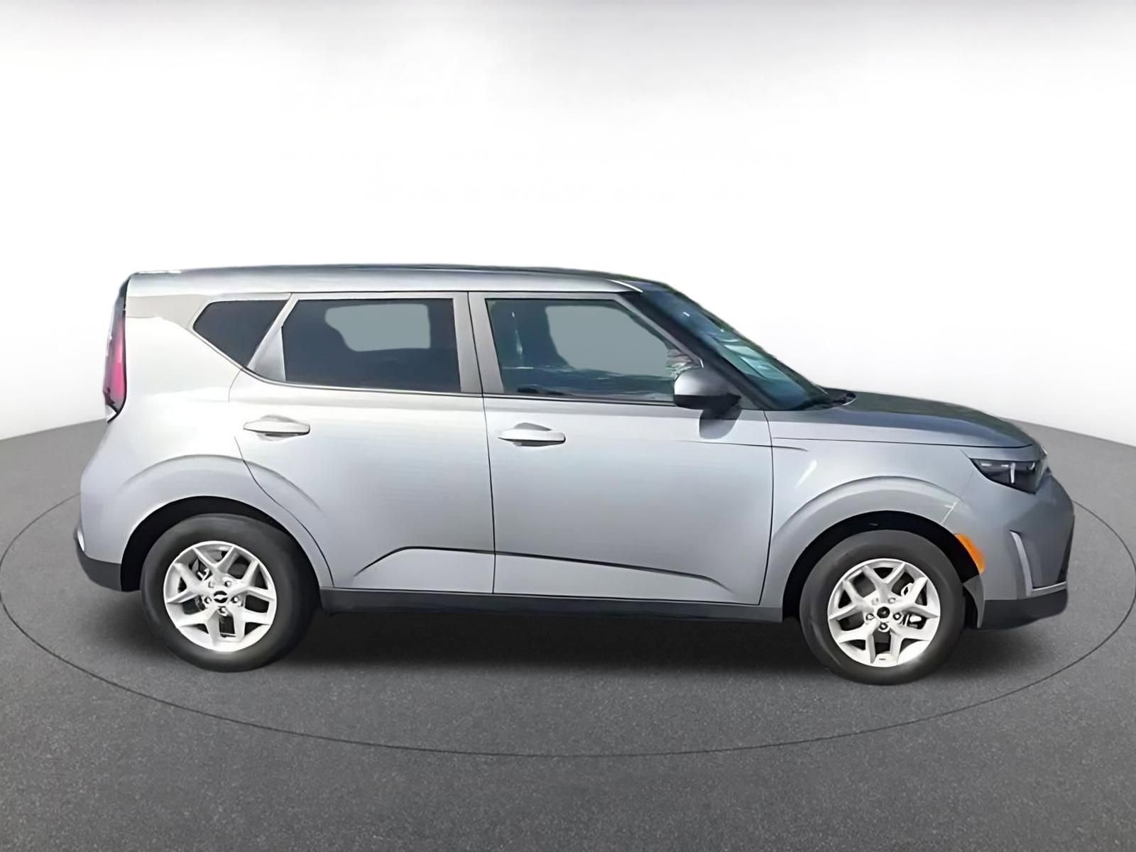 Used 2025 Kia Soul LX w/ LX Technology Package FWD image 15