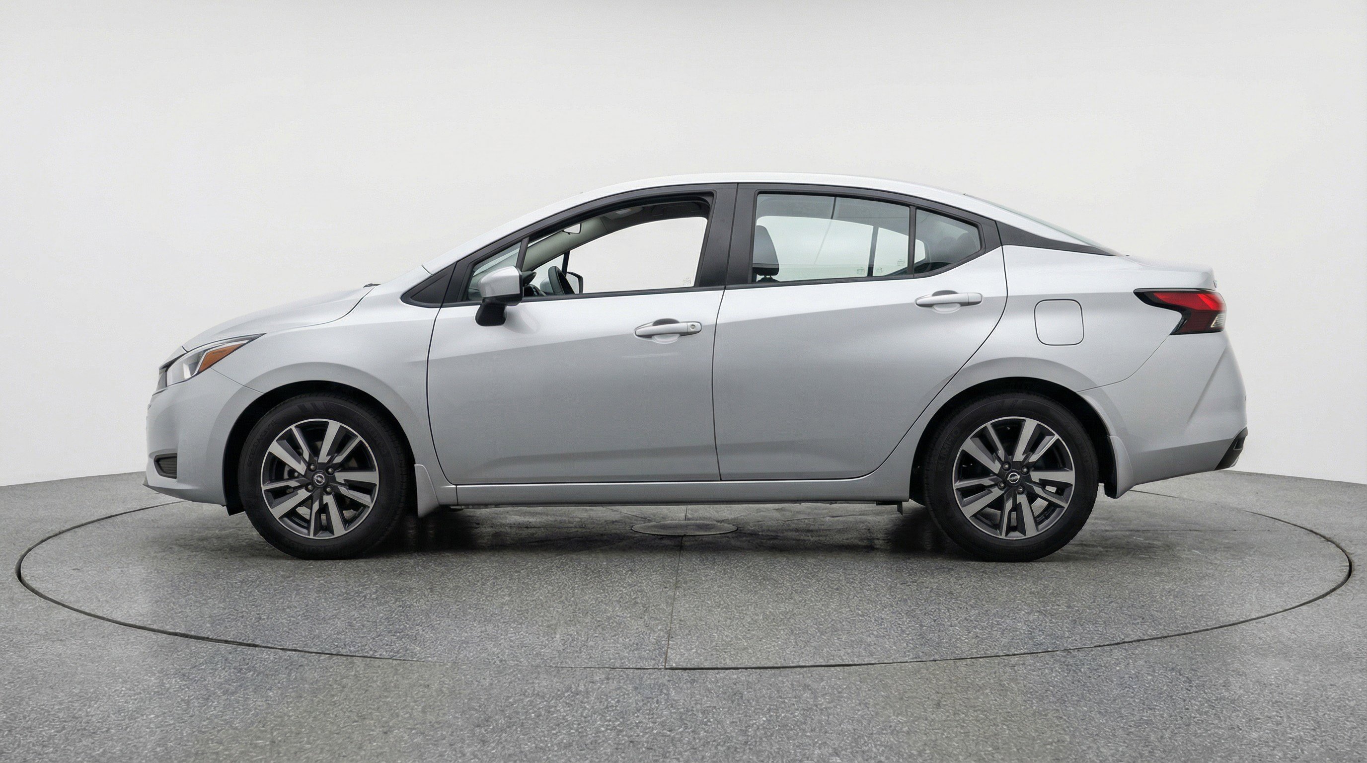 Used 2025 Nissan Versa SV image 5